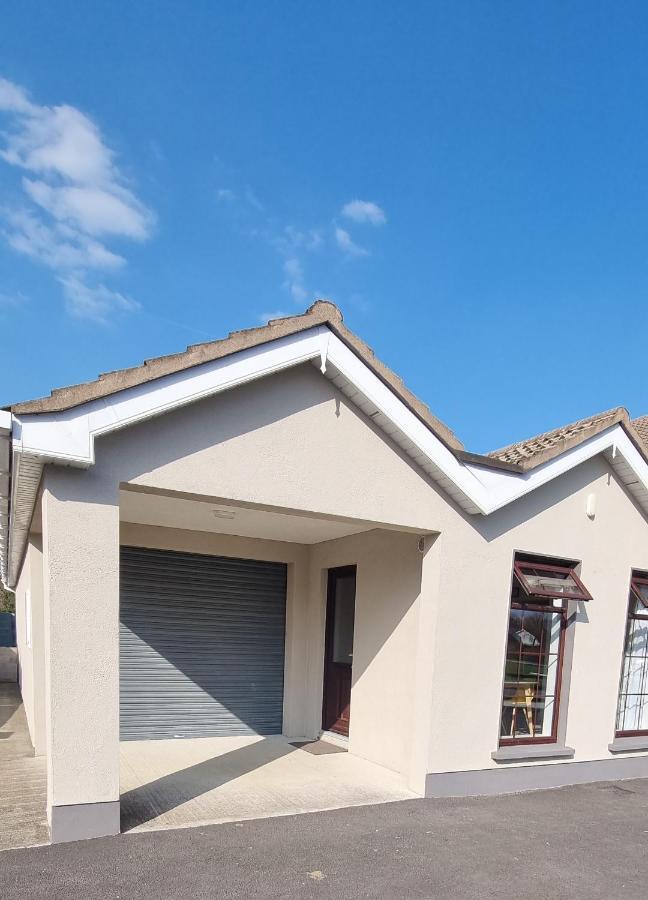 Spacious Curragh 2-Bed Apartment With Own Entrance Brownstown Bagian luar foto