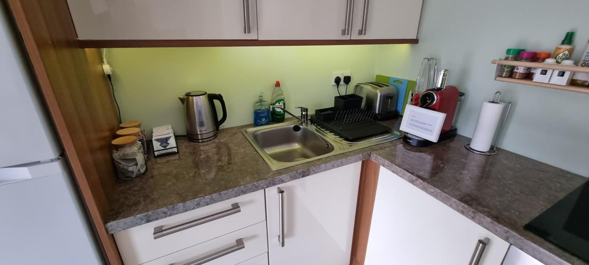 Spacious Curragh 2-Bed Apartment With Own Entrance Brownstown Bagian luar foto