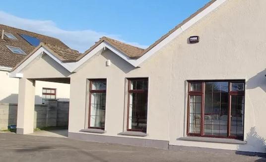 Spacious Curragh 2-Bed Apartment With Own Entrance Brownstown Bagian luar foto